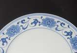 Serviço de jantar de porcelana chinesa, decoraç... - Serviço de jantar de porcelana chinesa, decoração floral azul, composto de: 7 pratos rasos, 14 pratos de sobremesa (3 maiores); 4 pratos para pã...
