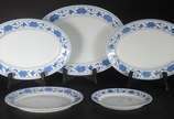 Serviço de jantar de porcelana chinesa, decoraç... - Serviço de jantar de porcelana chinesa, decoração floral azul, composto de: 7 pratos rasos, 14 pratos de sobremesa (3 maiores); 4 pratos para pã...
