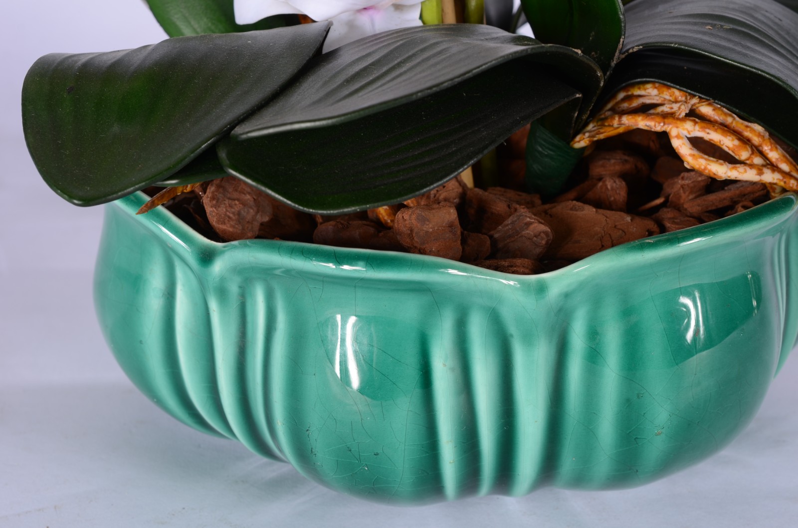 Cachepot de faiança belga com composição de orquídeas permanentes. - foto 4 de 4