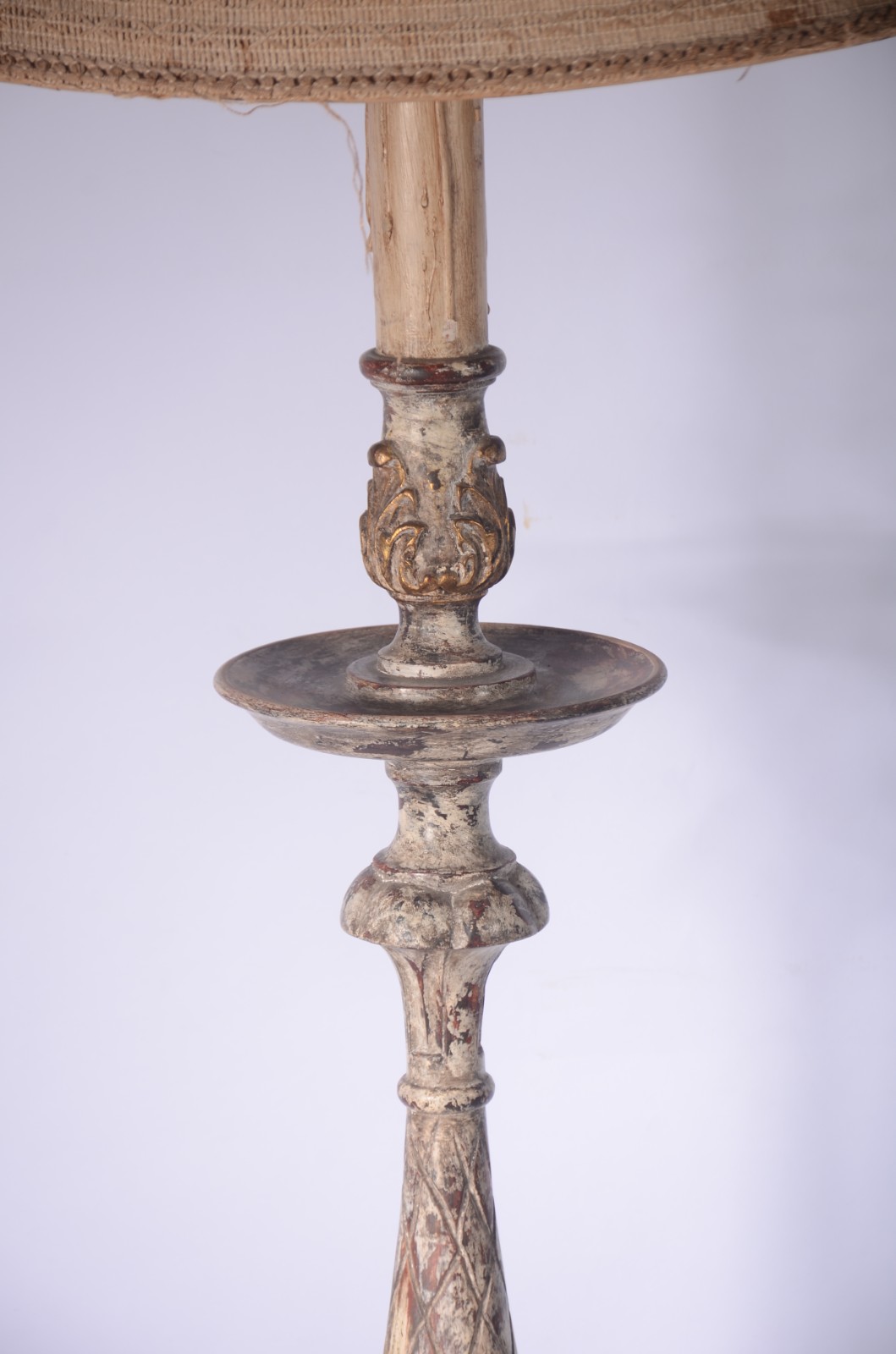 Tocheiro de madeira patinada com cúpula de tecido (cúpula com... - foto 2 de 6