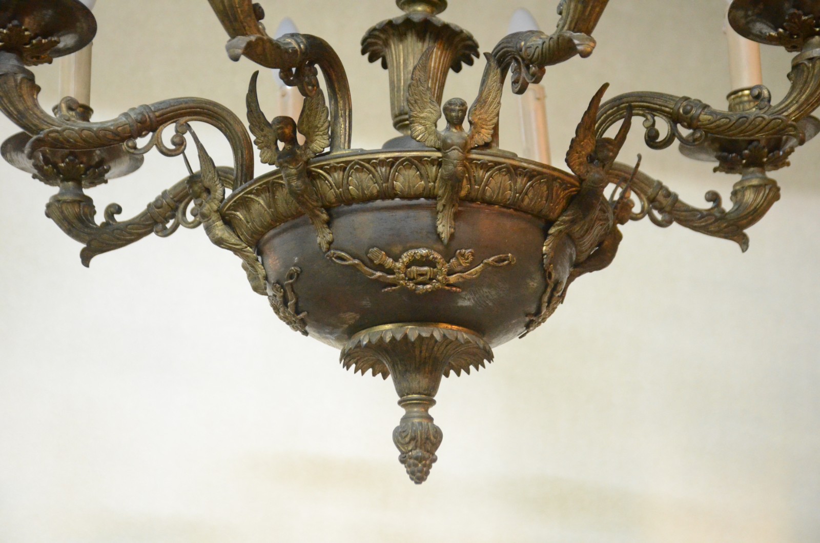 Lustre de metal dourado para 8 luzes, decorados com pequenas figuras... - foto 4 de 5
