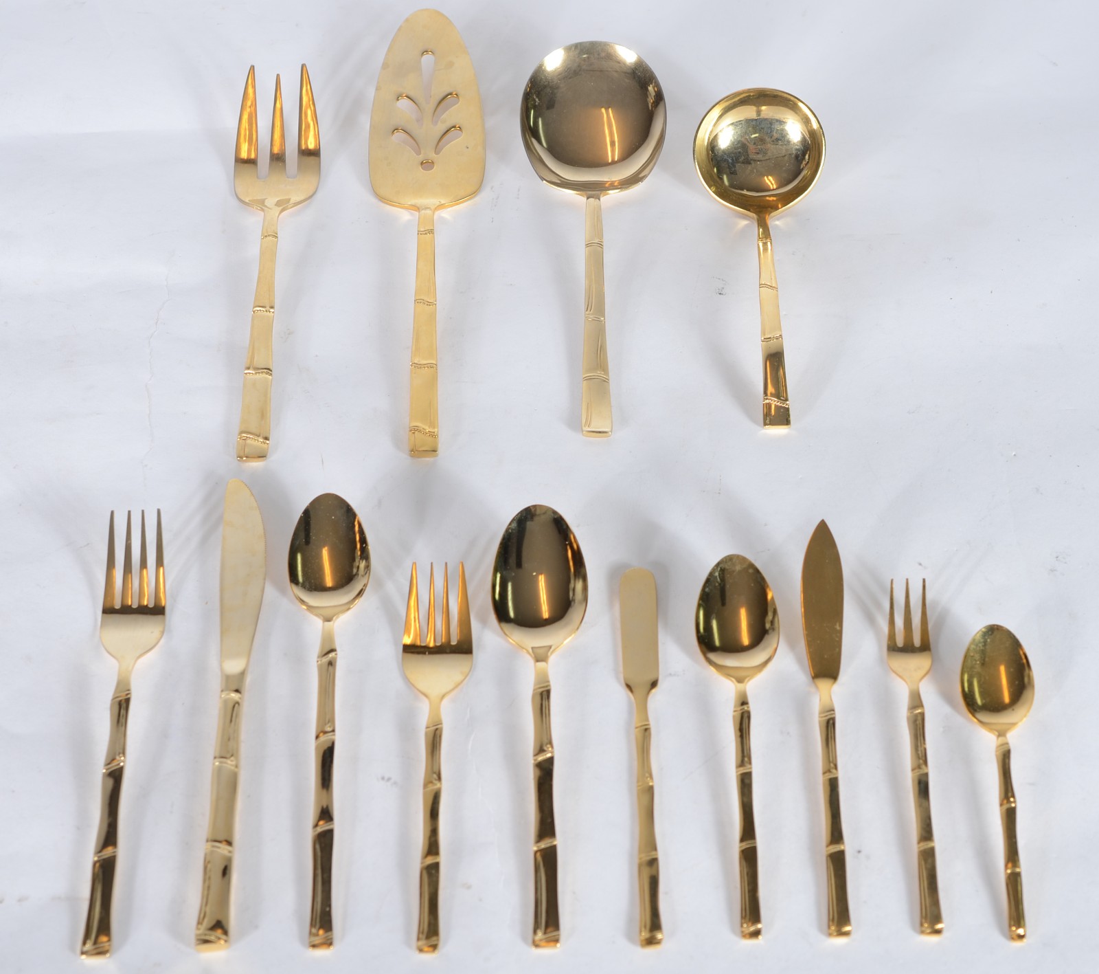 Faqueiro de metal dourado Korea, composto de: 12 colheres, 12 garfos... - foto 1 de 6