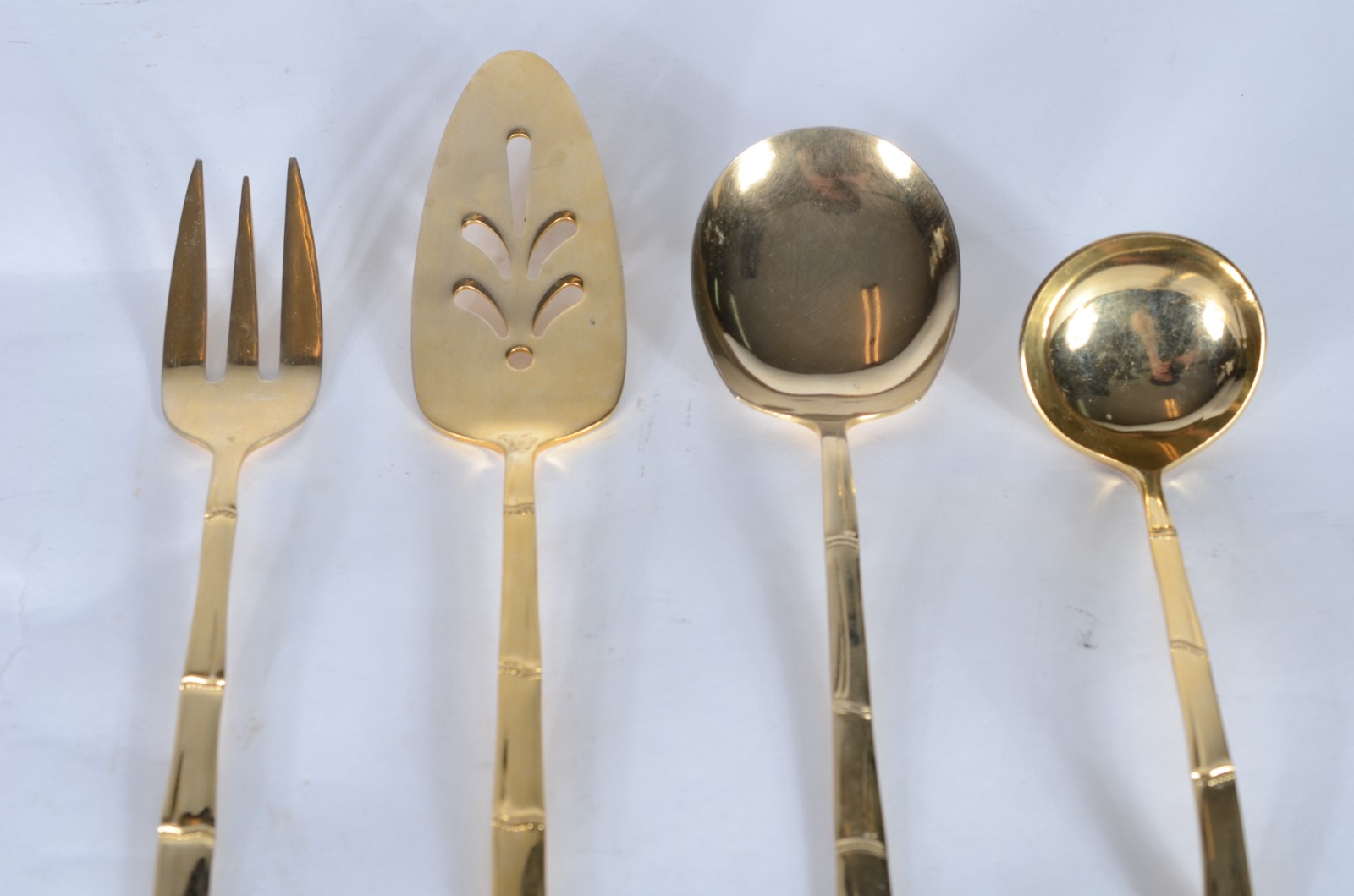 Faqueiro de metal dourado Korea, composto de: 12 colheres, 12 garfos... - foto 2 de 6