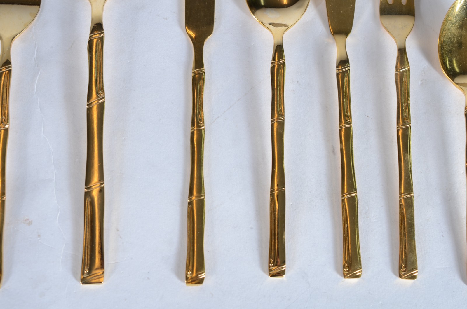 Faqueiro de metal dourado Korea, composto de: 12 colheres, 12 garfos... - foto 3 de 6