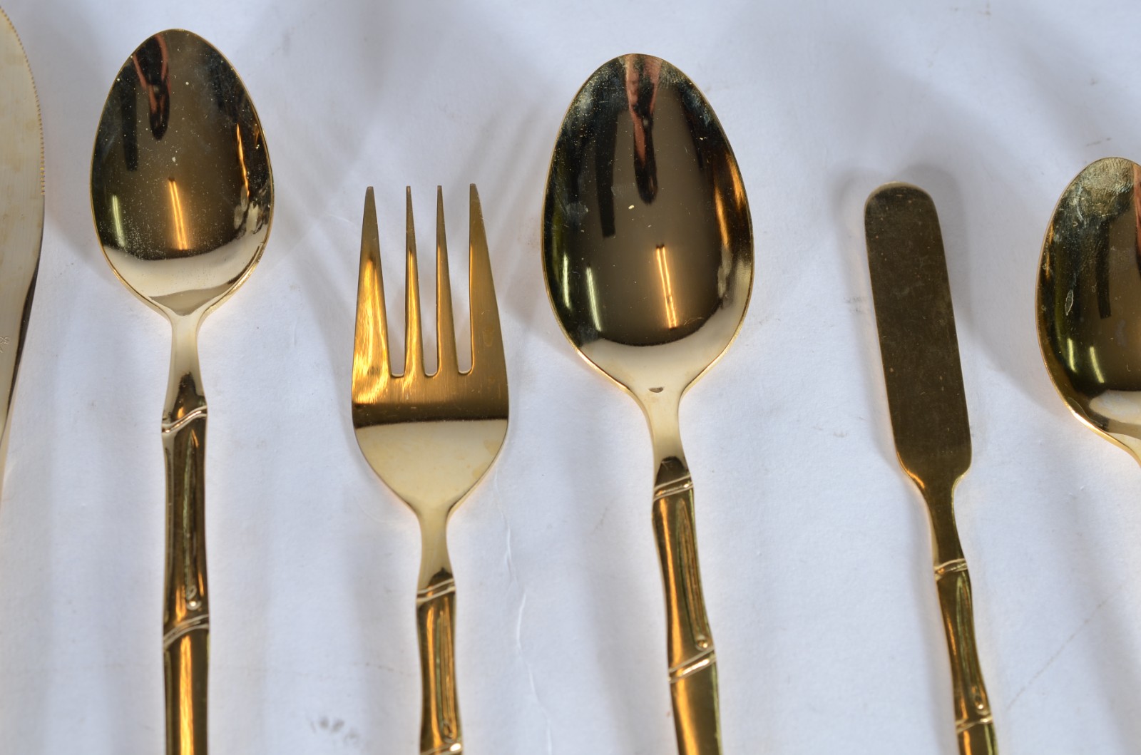 Faqueiro de metal dourado Korea, composto de: 12 colheres, 12 garfos... - foto 4 de 6