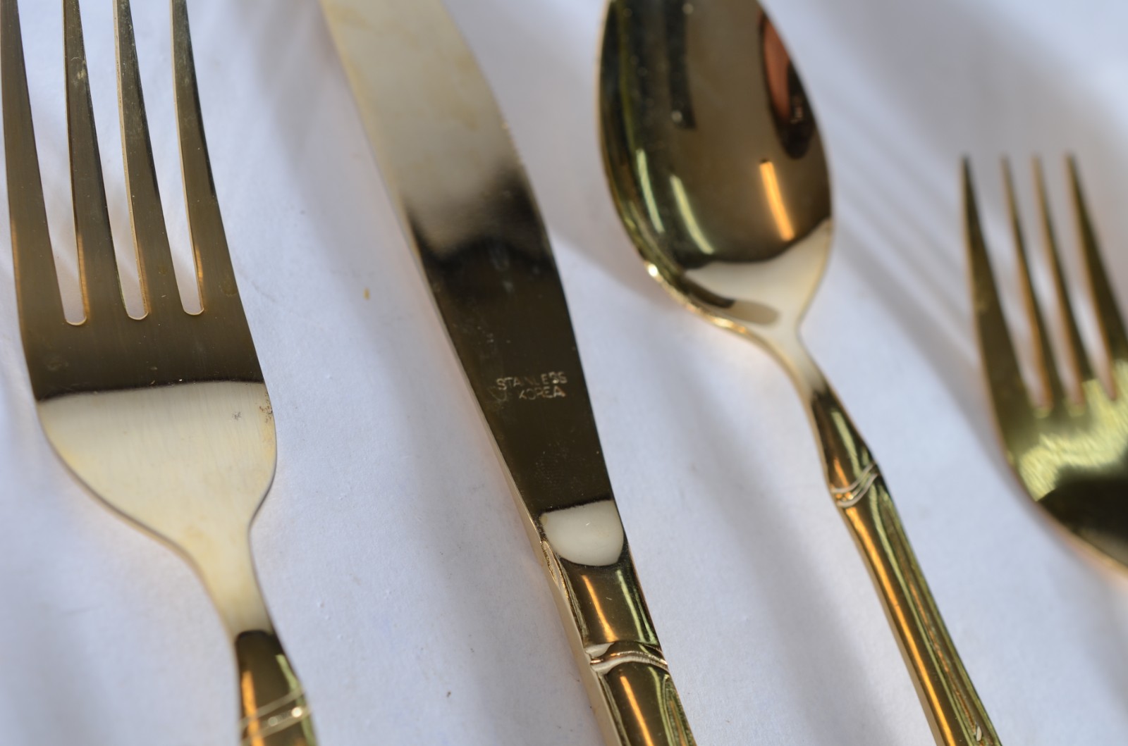 Faqueiro de metal dourado Korea, composto de: 12 colheres, 12 garfos... - foto 5 de 6