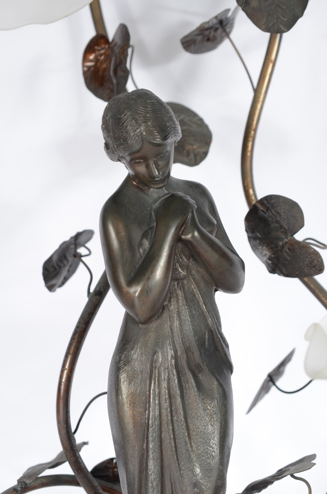 Luminária de metal representando figura feminina para 3 luzes com... - foto 3 de 5