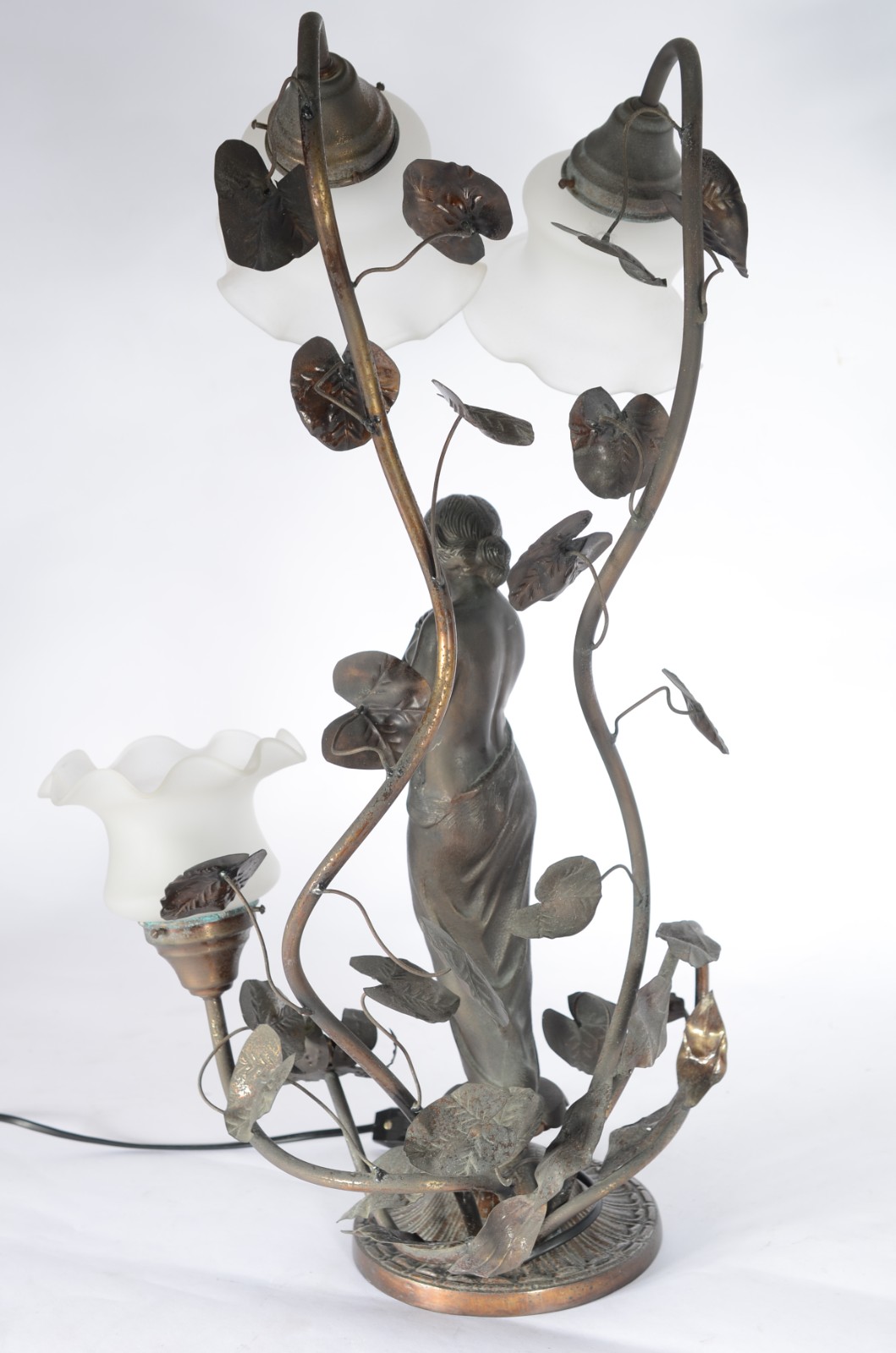 Luminária de metal representando figura feminina para 3 luzes com... - foto 4 de 5