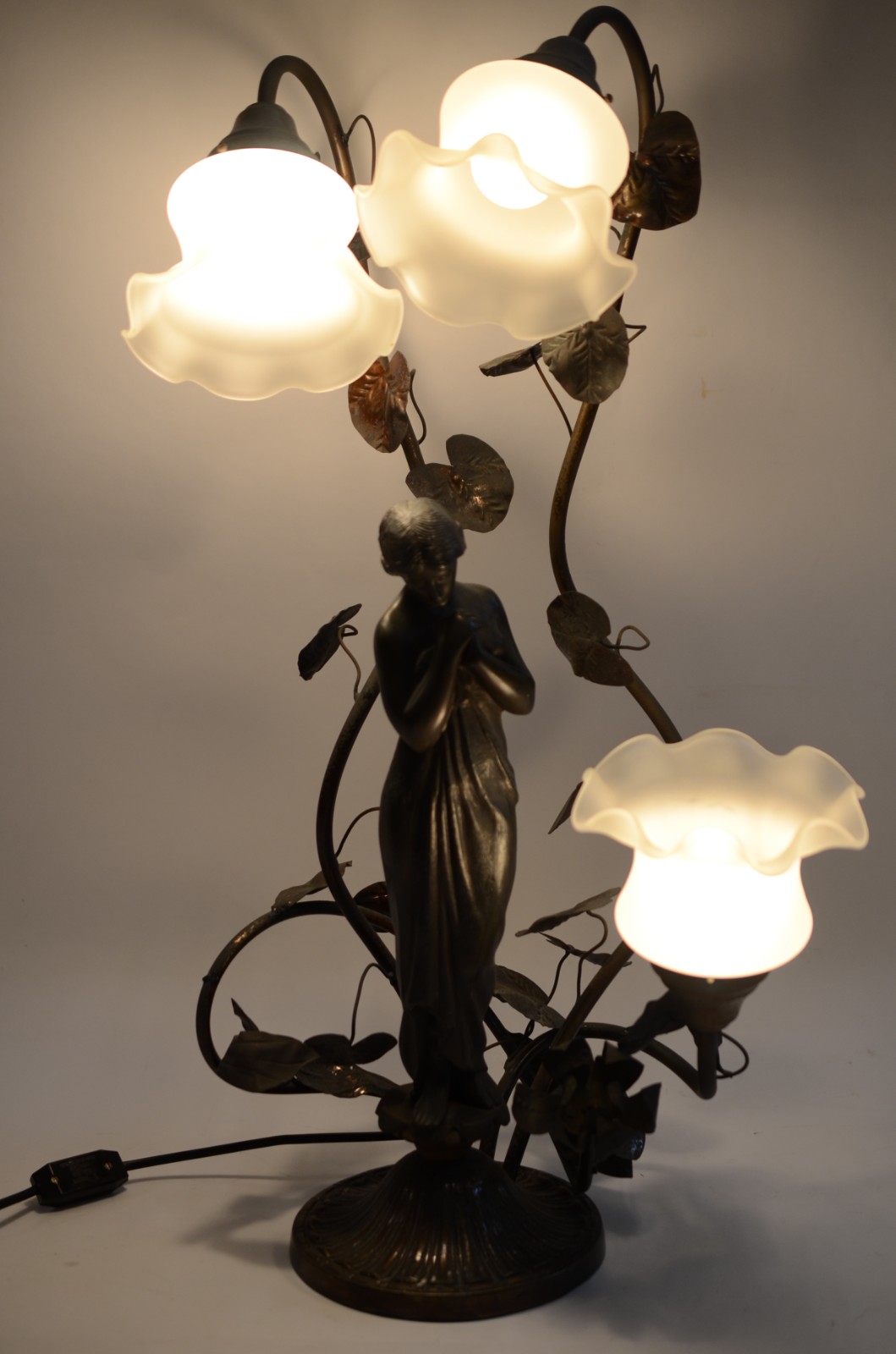 Luminária de metal representando figura feminina para 3 luzes com... - foto 2 de 5