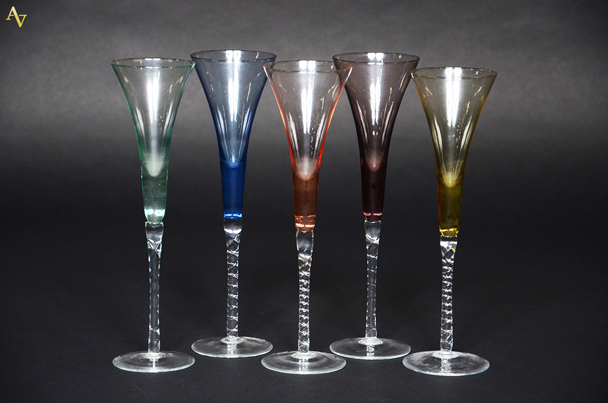 Cinco flutes de vidro colorido.