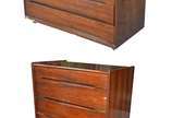 Duas cômodas modernas de jacarandá com 4 gaveta... - Duas cômodas modernas de jacarandá com 4 gavetas. Anos 60. Uma delas com pequeno defeito no folheado.