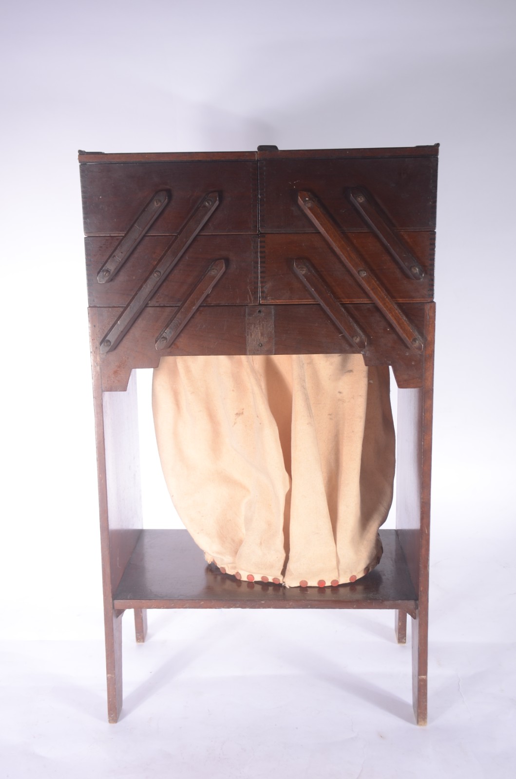 Mesa costureira de madeira nobre. - foto 2 de 3