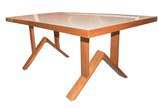 Mesa de jantar de madeira clara, design moderno... - Mesa de jantar de madeira clara, design moderno. Acompanham 4 cadeiras, encosto de palhinha (uma delas com palhinha rasgada).