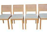 Mesa de jantar de madeira clara, design moderno... - Mesa de jantar de madeira clara, design moderno. Acompanham 4 cadeiras, encosto de palhinha (uma delas com palhinha rasgada).