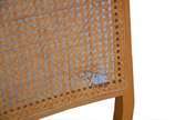 Mesa de jantar de madeira clara, design moderno... - Mesa de jantar de madeira clara, design moderno. Acompanham 4 cadeiras, encosto de palhinha (uma delas com palhinha rasgada).