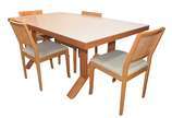Mesa de jantar de madeira clara, design moderno... - Mesa de jantar de madeira clara, design moderno. Acompanham 4 cadeiras, encosto de palhinha (uma delas com palhinha rasgada).