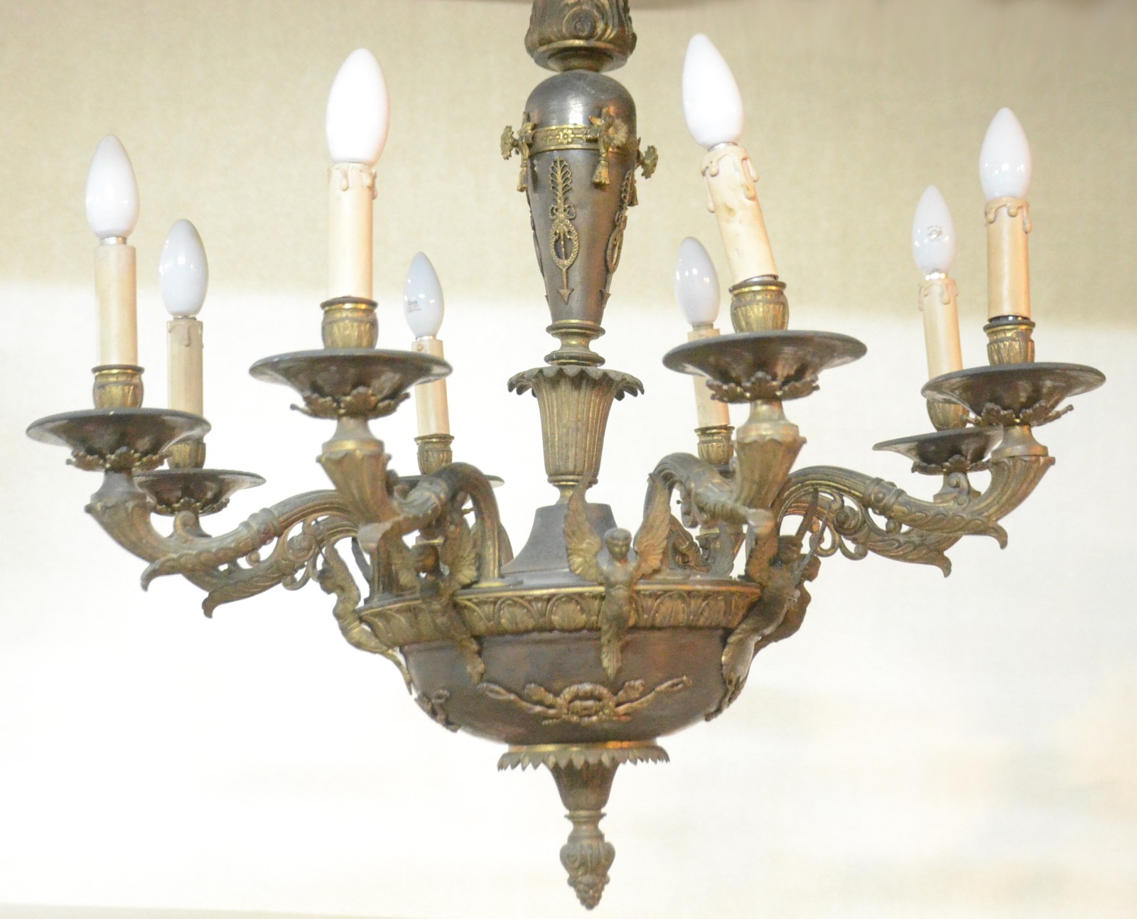 Lustre de metal dourado para 8 luzes, decorados com pequenas figuras... - foto 1 de 5