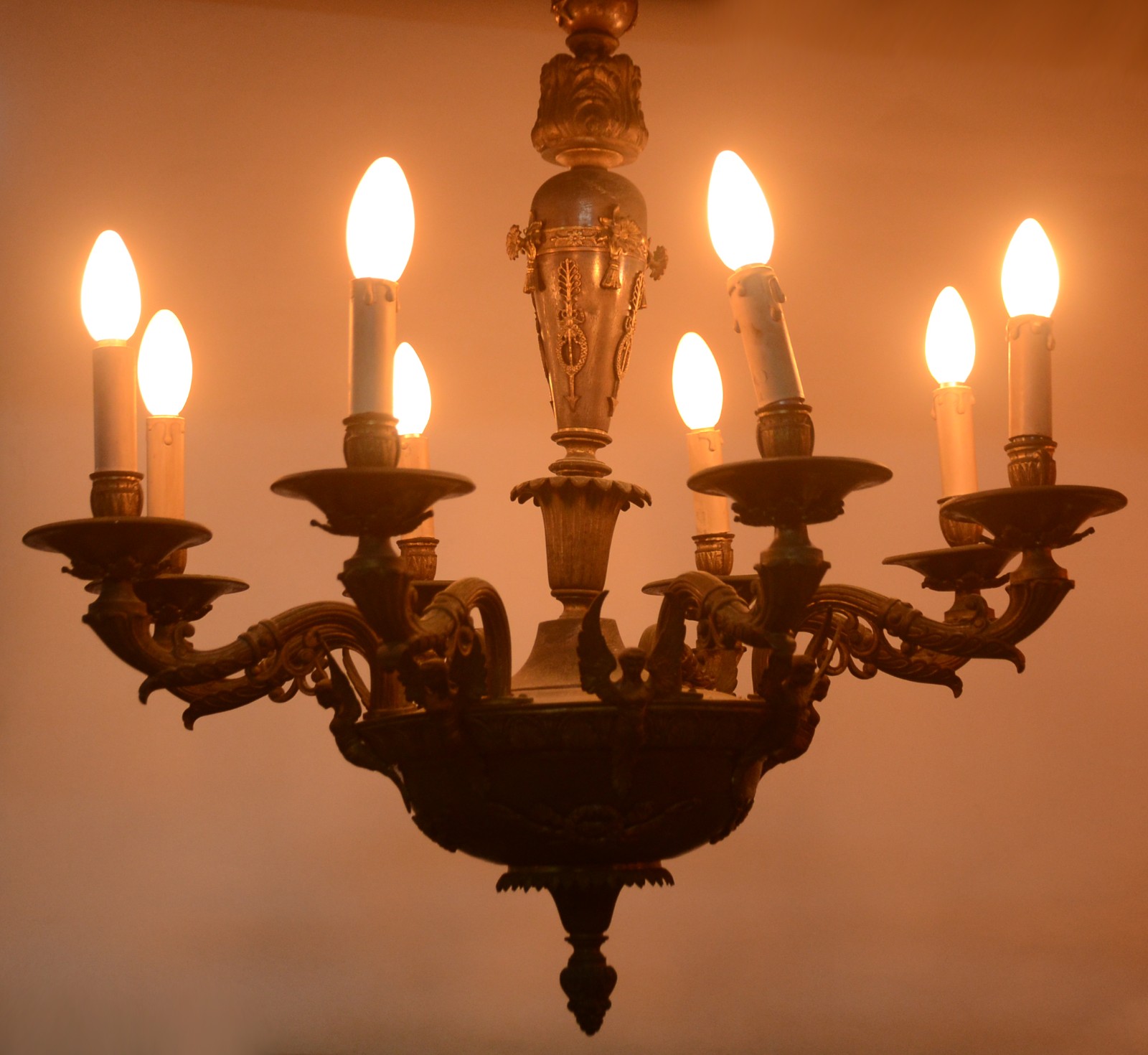 Lustre de metal dourado para 8 luzes, decorados com pequenas figuras... - foto 2 de 5