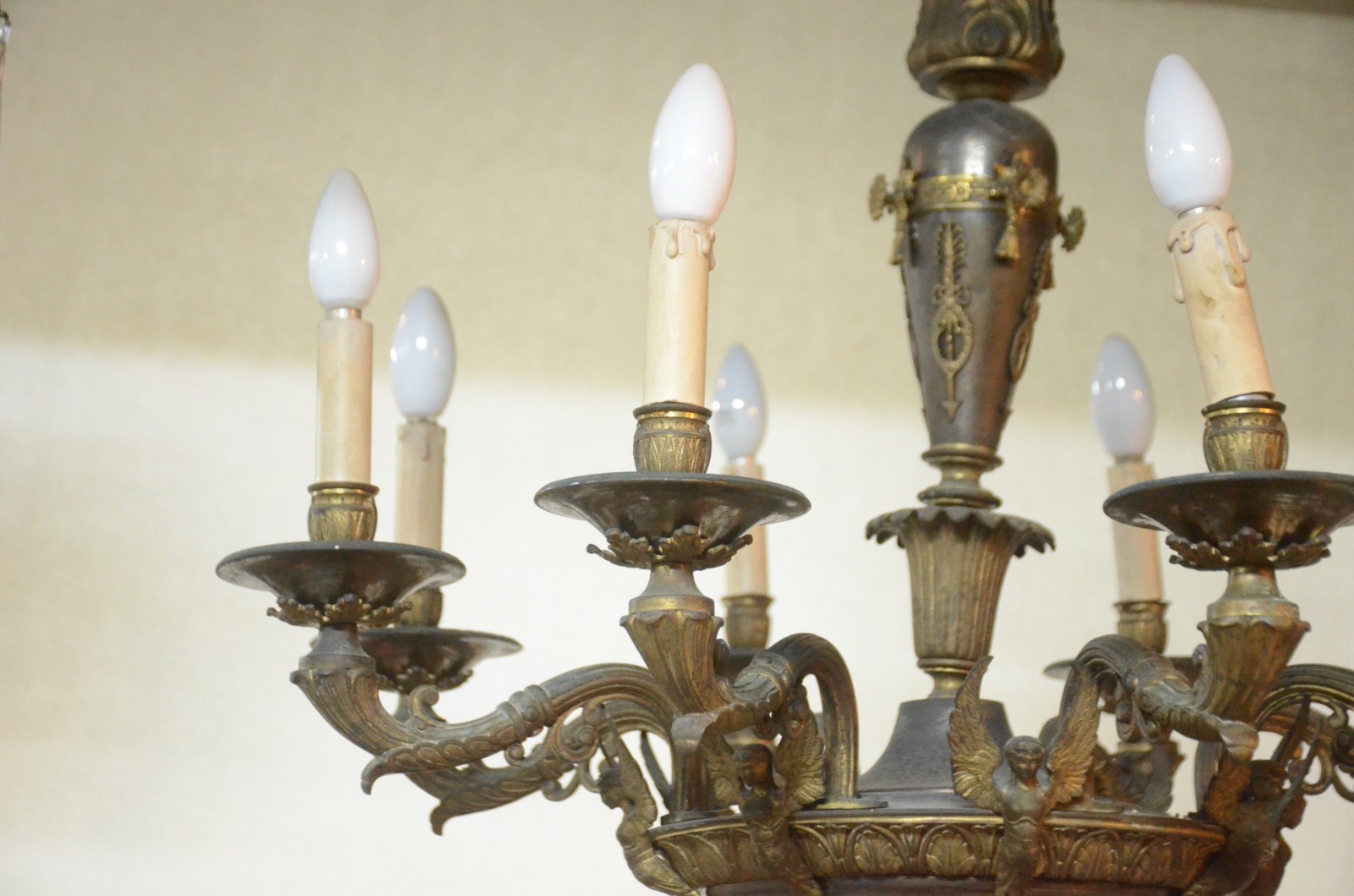 Lustre de metal dourado para 8 luzes, decorados com pequenas figuras... - foto 5 de 5