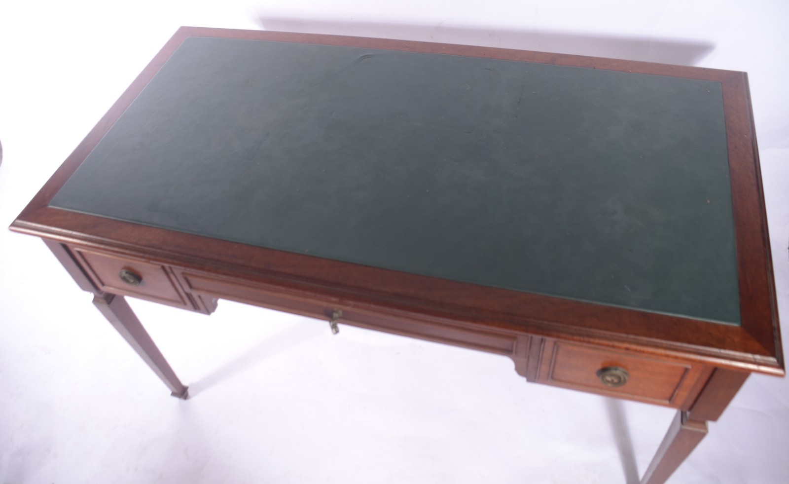 Mesa de escritório de madeira nobre, tampo em curvim verde com 3... - foto 5 de 7