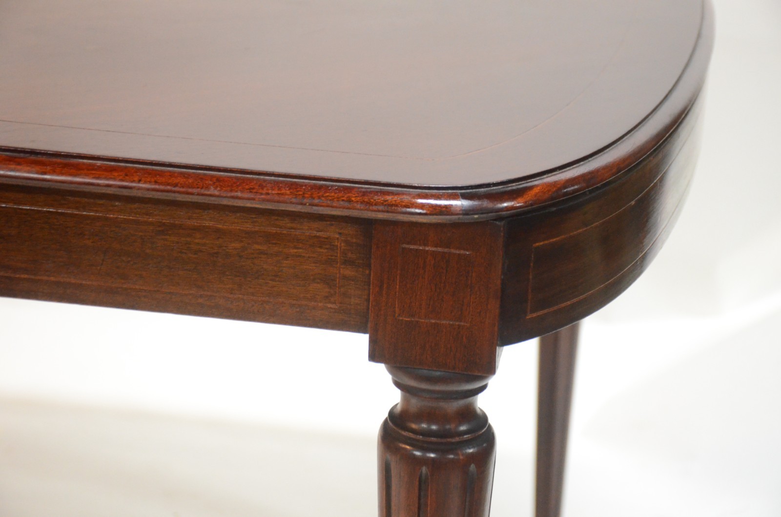 Mesa de jantar de madeira nobre, 2 tábuas extensoras (100 x 35 cm... - foto 5 de 7