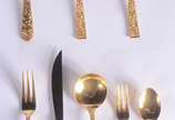 Faqueiro de metal dourado, composto de: 7 colhe... - Faqueiro de metal dourado, composto de: 7 colheres, 7 garfos, 7 facas grandes; 7 garfos, 7 colheres de sobremesa; 7 colheres de chá e 4 peças de...