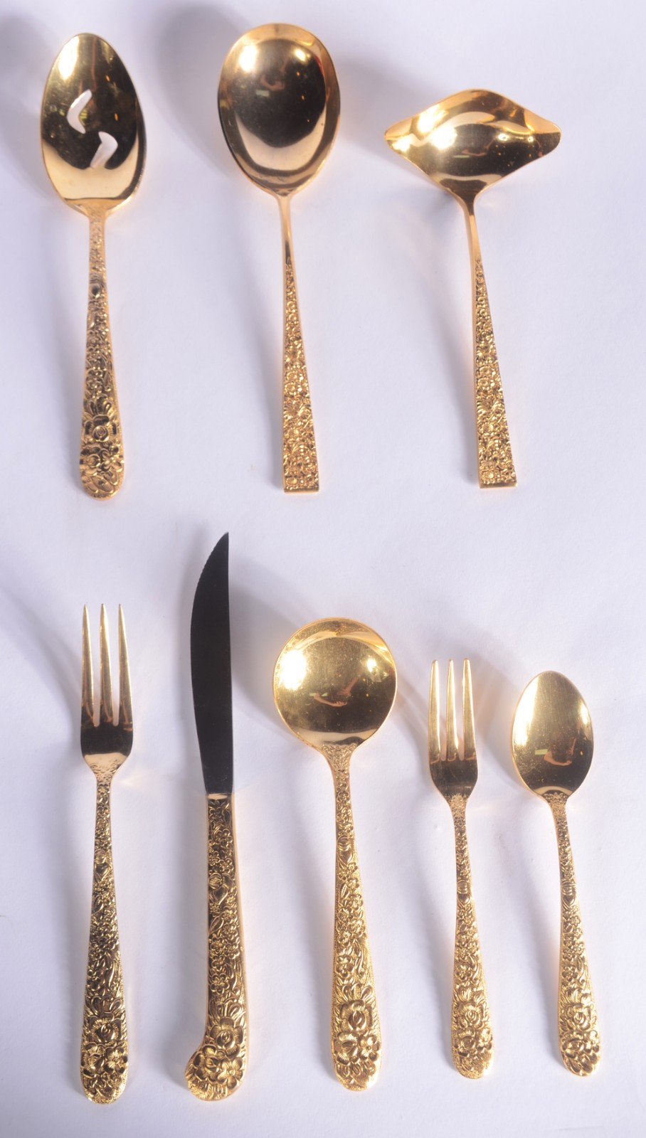 Faqueiro de metal dourado, composto de: 7 colheres, 7 garfos, 7 facas... - foto 1 de 4