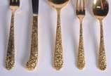 Faqueiro de metal dourado, composto de: 7 colhe... - Faqueiro de metal dourado, composto de: 7 colheres, 7 garfos, 7 facas grandes; 7 garfos, 7 colheres de sobremesa; 7 colheres de chá e 4 peças de...