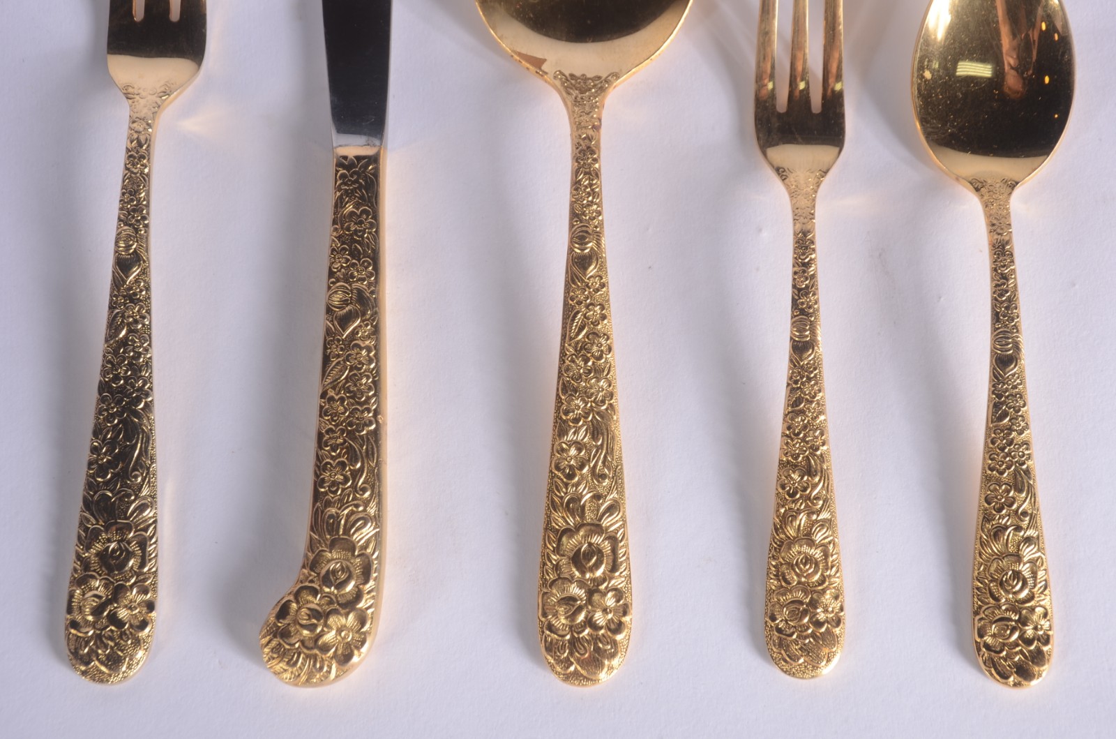 Faqueiro de metal dourado, composto de: 7 colheres, 7 garfos, 7 facas... - foto 2 de 4
