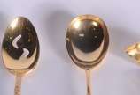 Faqueiro de metal dourado, composto de: 7 colhe... - Faqueiro de metal dourado, composto de: 7 colheres, 7 garfos, 7 facas grandes; 7 garfos, 7 colheres de sobremesa; 7 colheres de chá e 4 peças de...