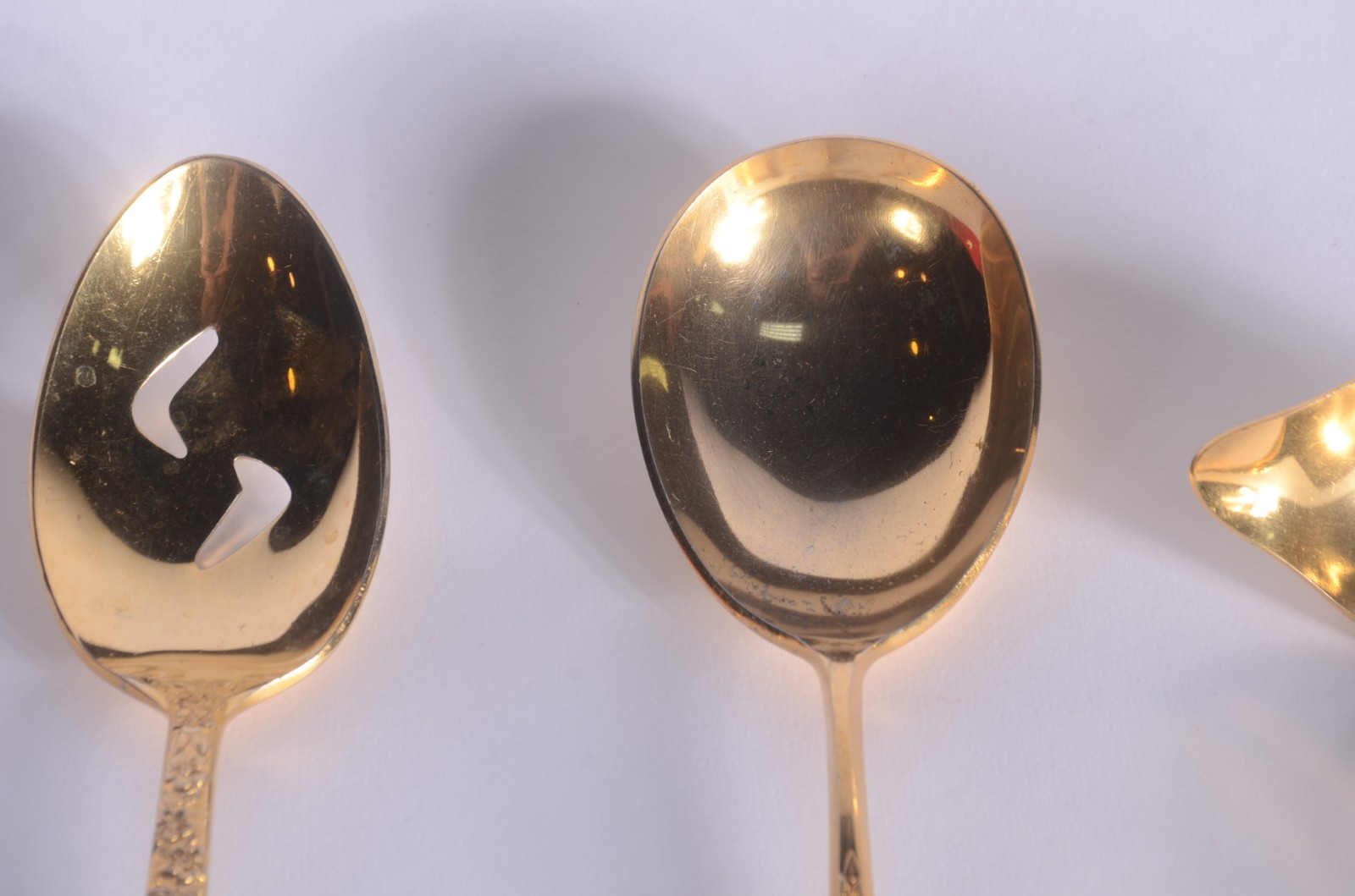 Faqueiro de metal dourado, composto de: 7 colheres, 7 garfos, 7 facas... - foto 3 de 4