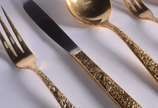 Faqueiro de metal dourado, composto de: 7 colhe... - Faqueiro de metal dourado, composto de: 7 colheres, 7 garfos, 7 facas grandes; 7 garfos, 7 colheres de sobremesa; 7 colheres de chá e 4 peças de...