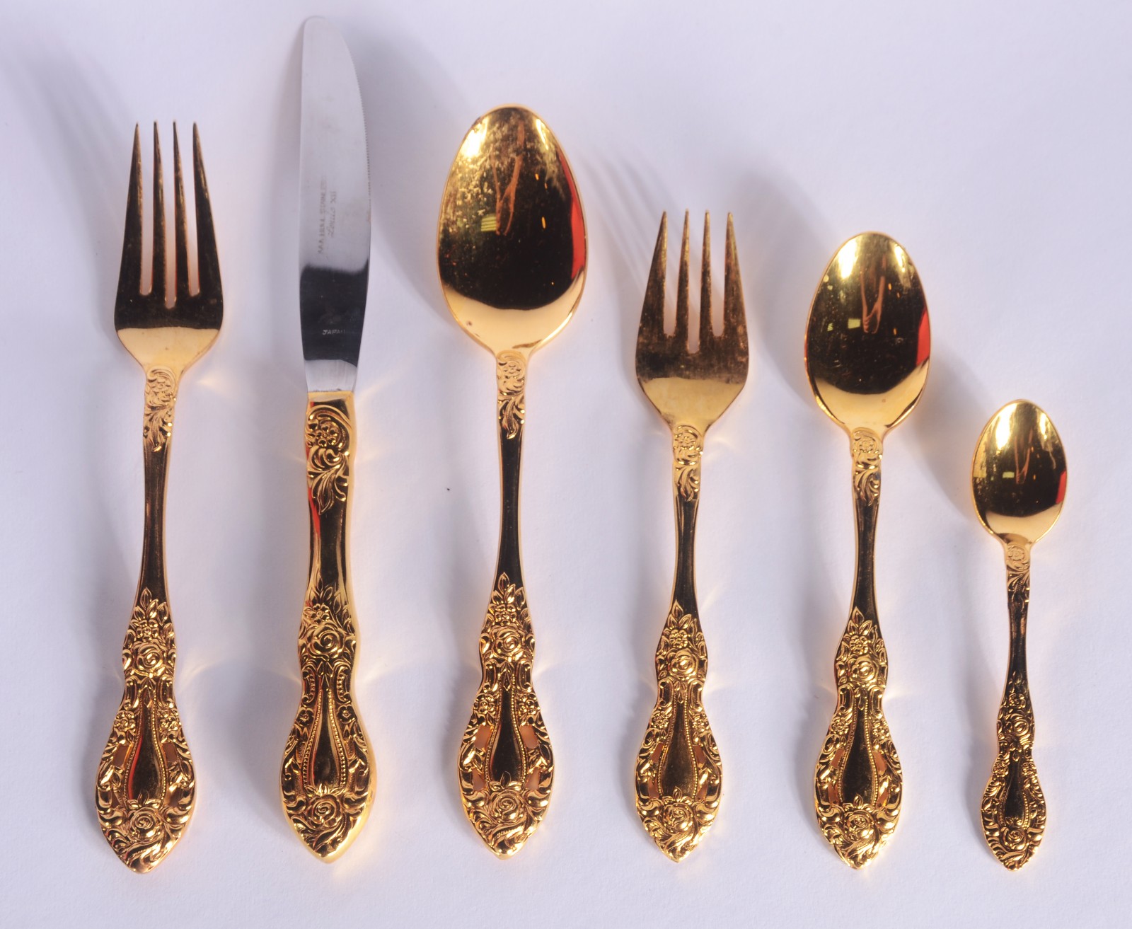 Faqueiro japones de metal dourado, composto de: 8 garfos, 8... - foto 2 de 6