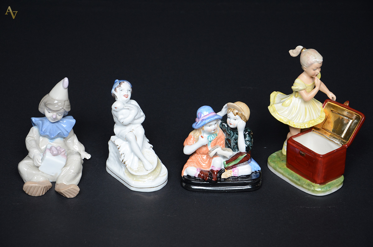 Quatro figuras de porcelana, sendo palhacinho (altura 12,5 cm)...