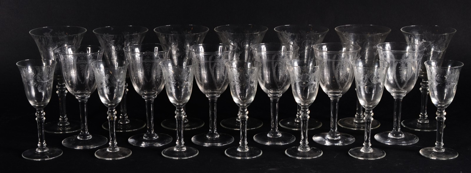 Serviço de cristal lavrado, sendo: 6 taças para vinho branco, 7 taças... - foto 1 de 7
