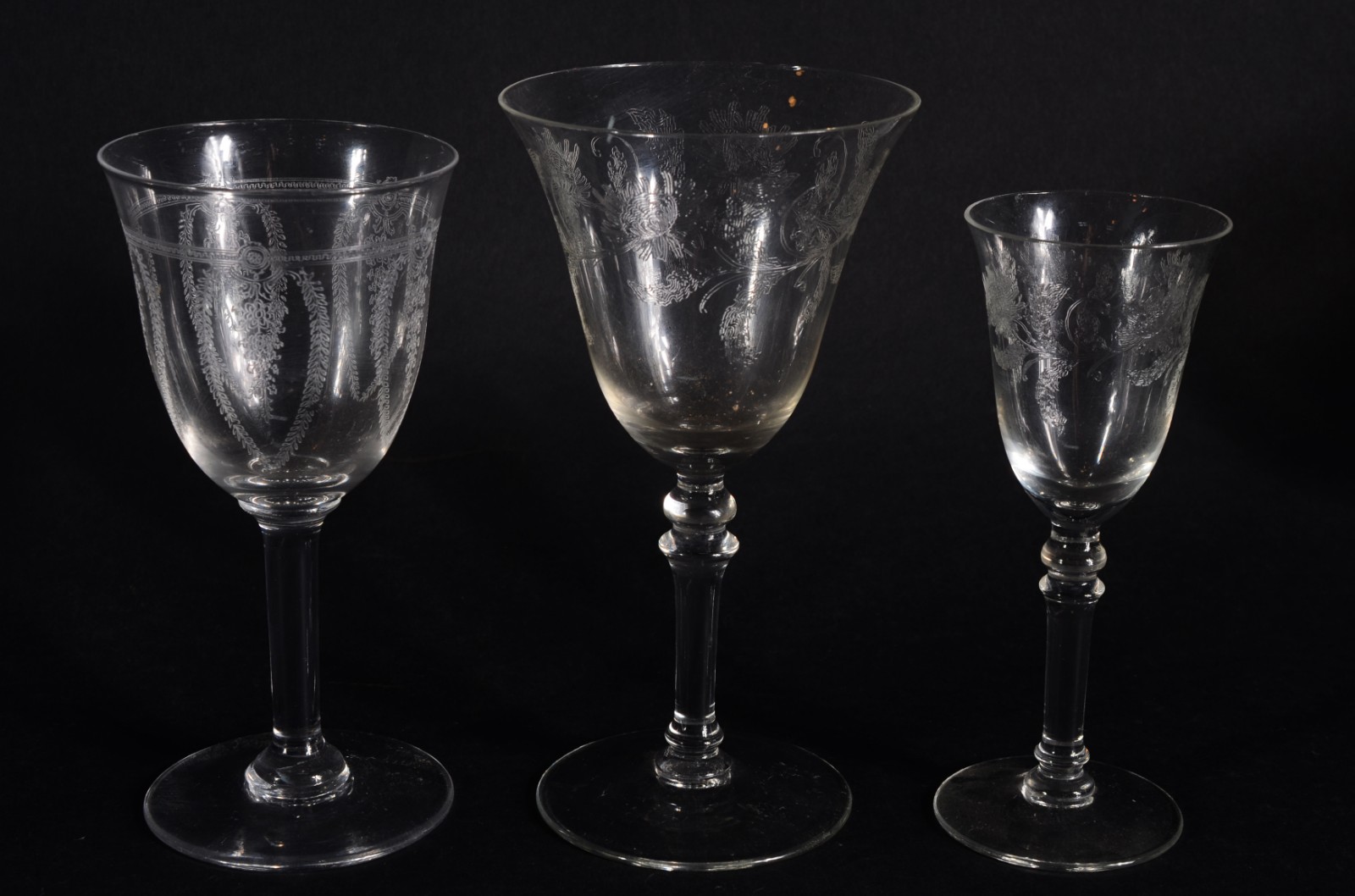 Serviço de cristal lavrado, sendo: 6 taças para vinho branco, 7 taças... - foto 2 de 7