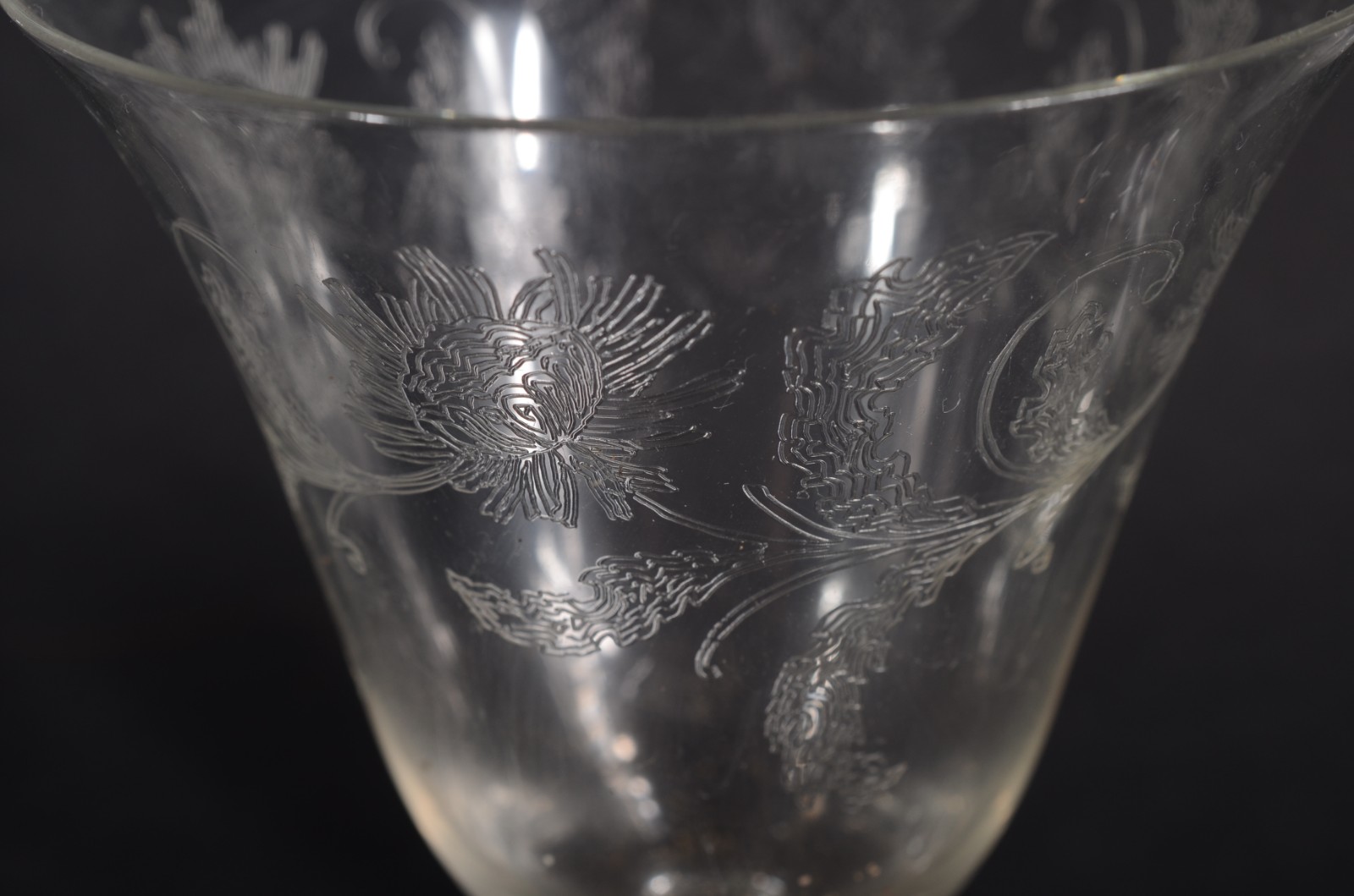 Serviço de cristal lavrado, sendo: 6 taças para vinho branco, 7 taças... - foto 3 de 7