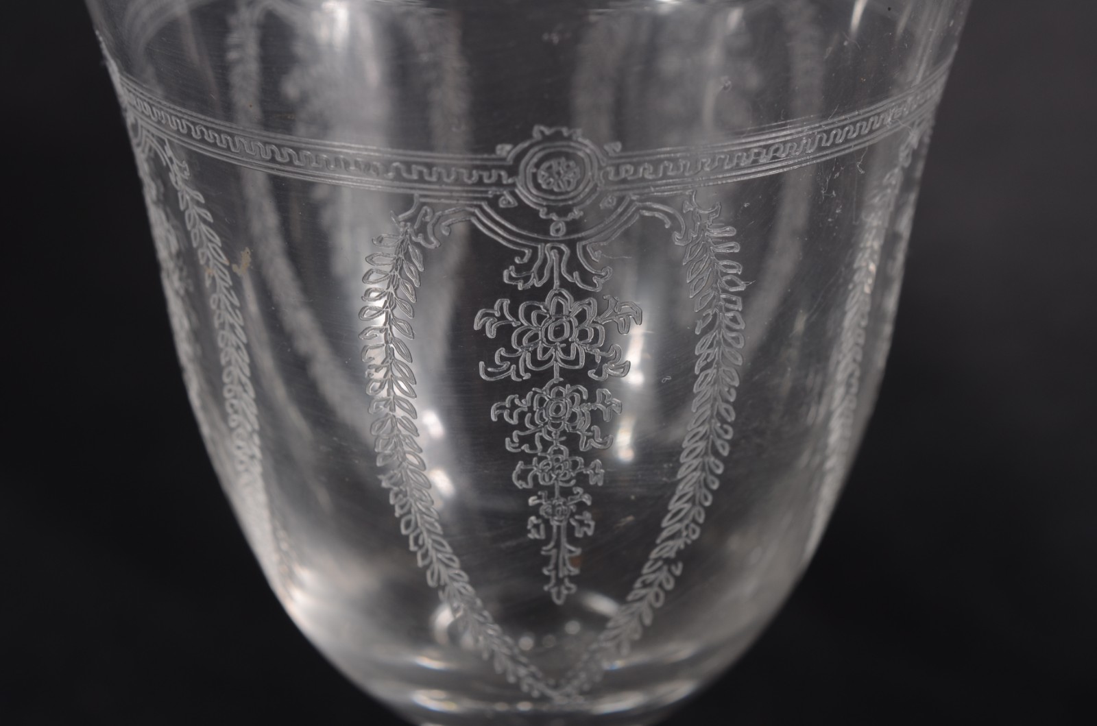 Serviço de cristal lavrado, sendo: 6 taças para vinho branco, 7 taças... - foto 4 de 7