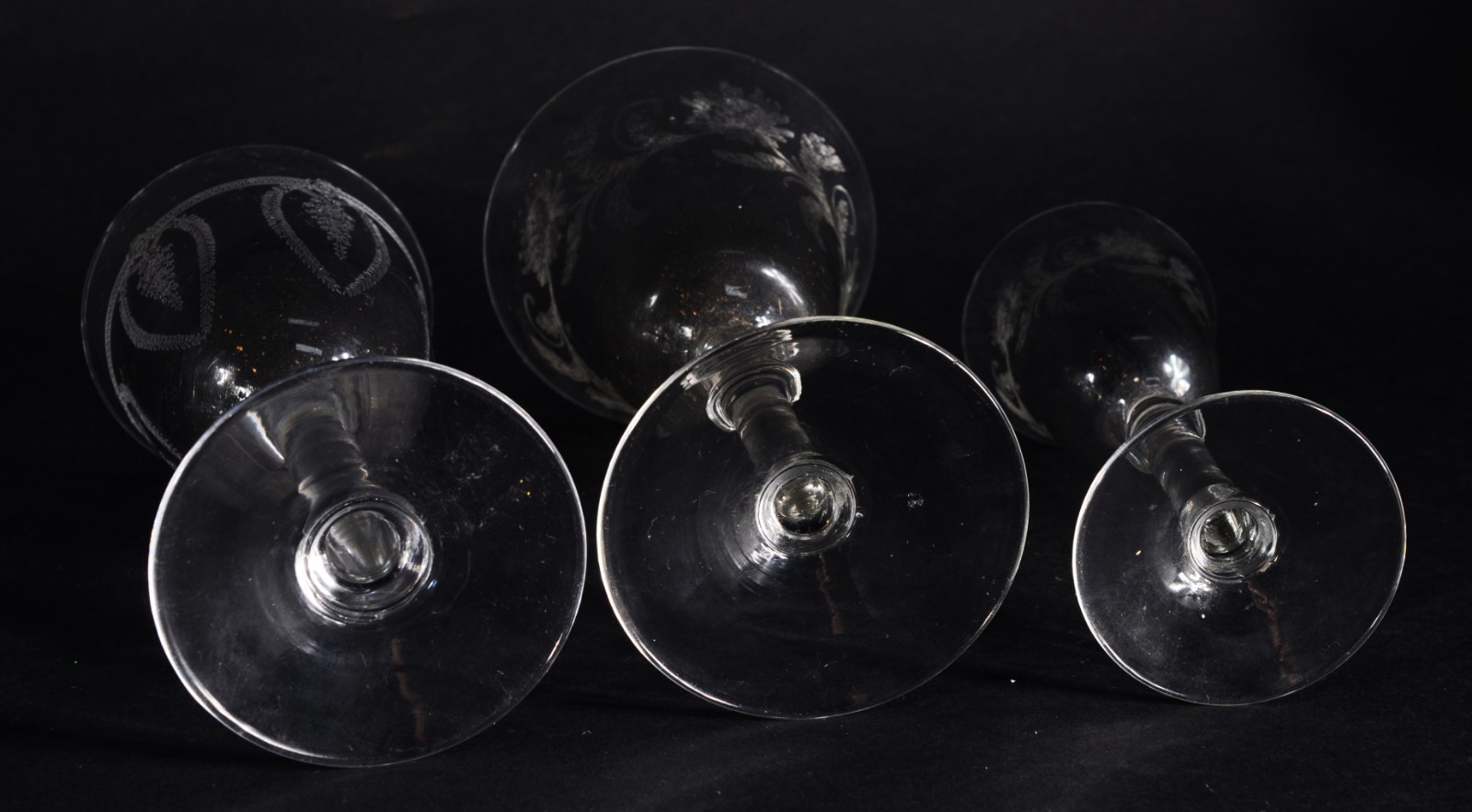 Serviço de cristal lavrado, sendo: 6 taças para vinho branco, 7 taças... - foto 6 de 7