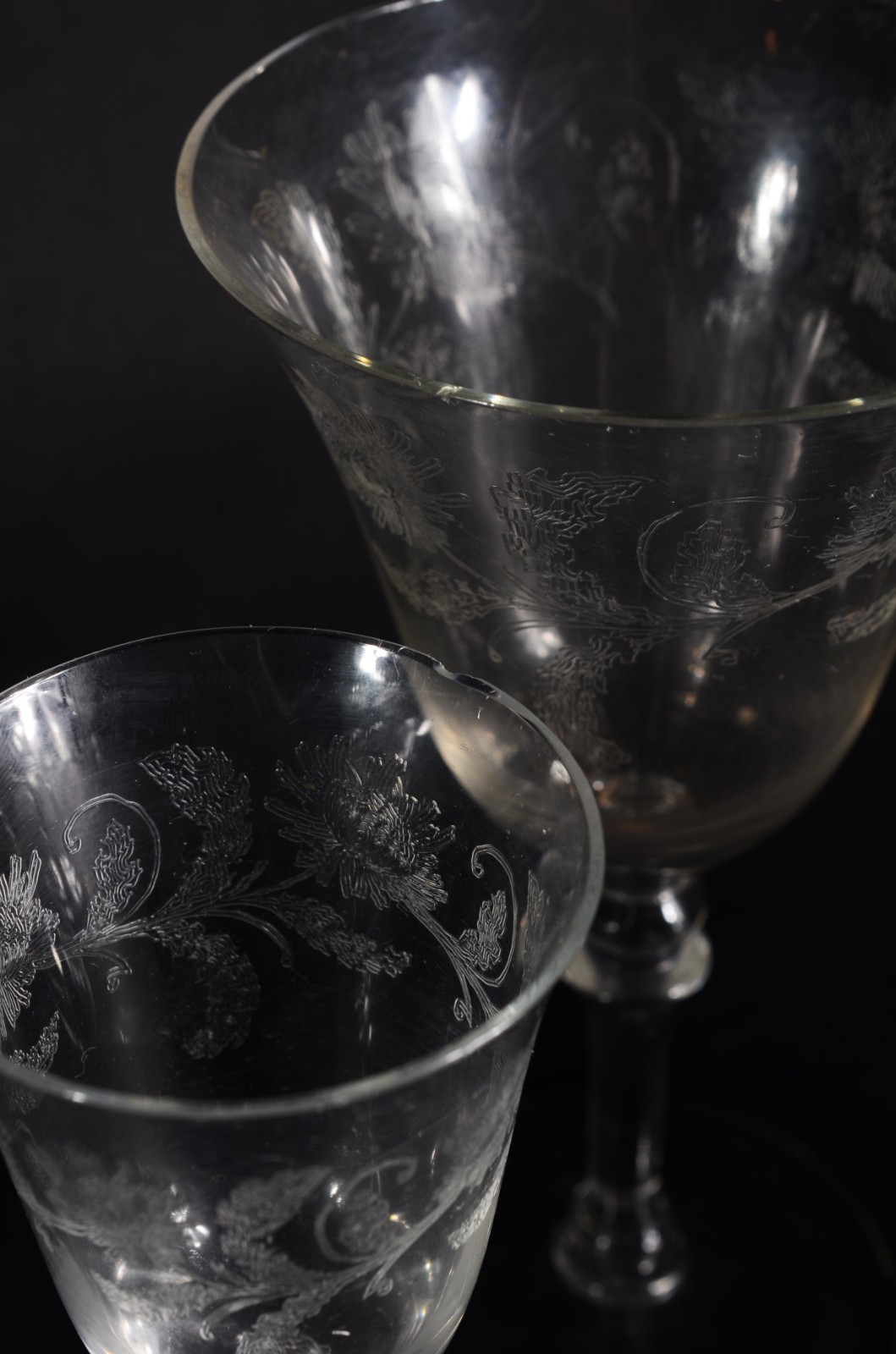 Serviço de cristal lavrado, sendo: 6 taças para vinho branco, 7 taças... - foto 7 de 7