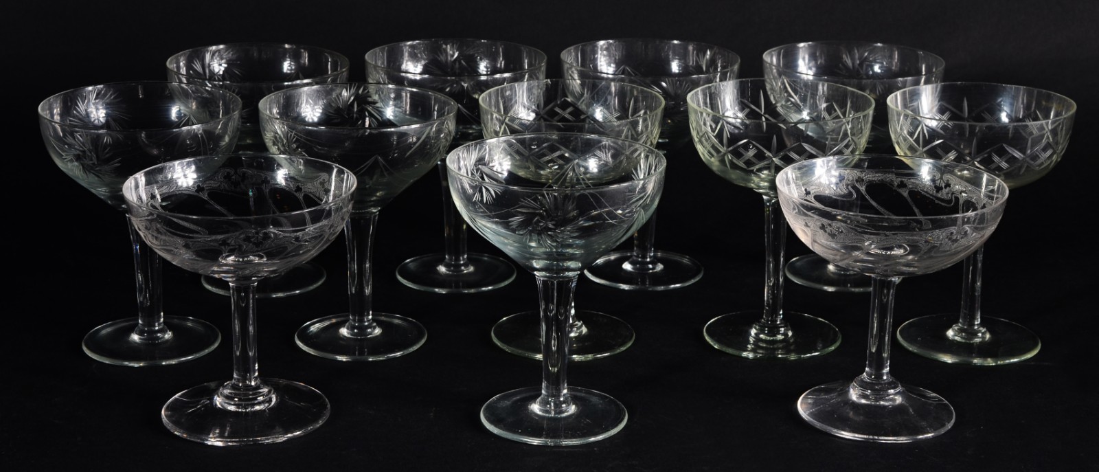 Doze taças em vidro/cristal para champagne, diversos modelos. - foto 1 de 7