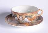 Serviço de chá de porcelana japonesa com figura... - Serviço de chá de porcelana japonesa com figuras em policromia e realces dourados, composto de: 11 xícaras de chá com pires e 11 pratos de sobre...