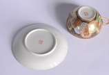 Serviço de chá de porcelana japonesa com figura... - Serviço de chá de porcelana japonesa com figuras em policromia e realces dourados, composto de: 11 xícaras de chá com pires e 11 pratos de sobre...