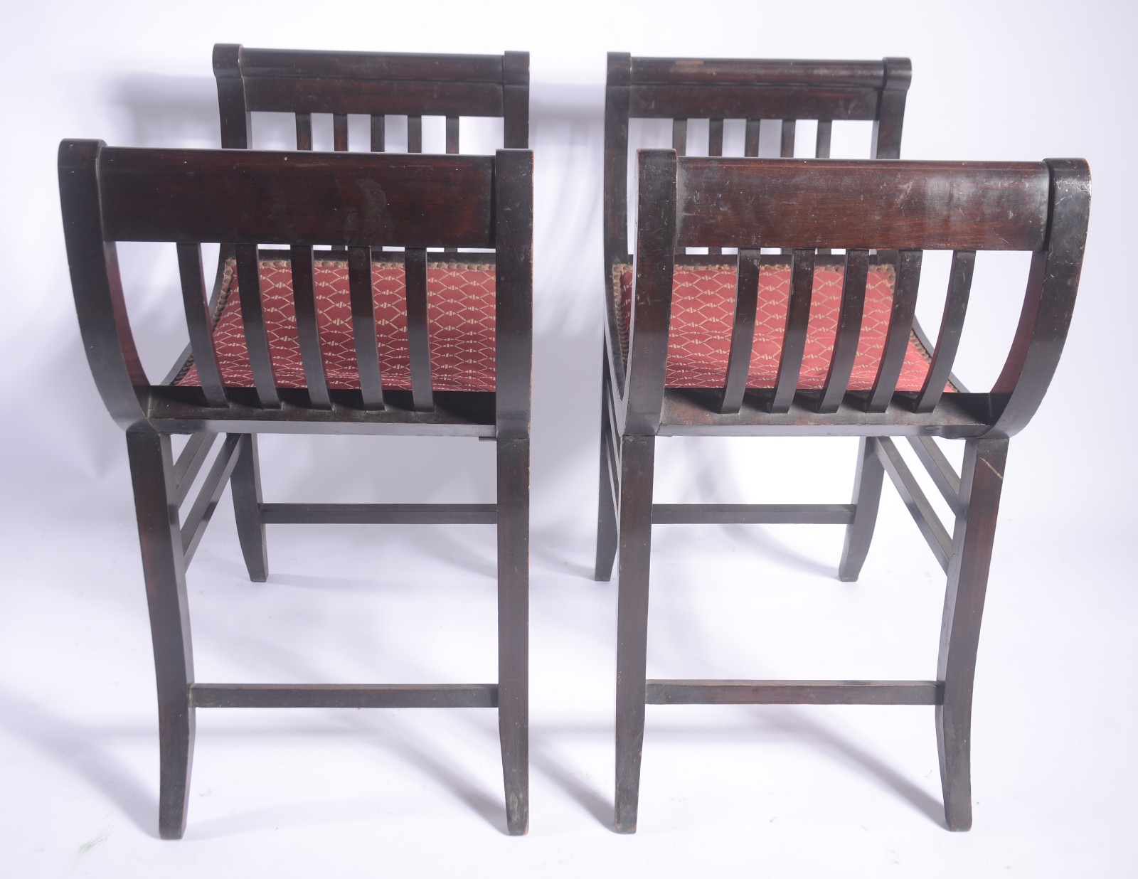 Par de banquetas de madeira nobre, assentos em formas curvas... - foto 7 de 10