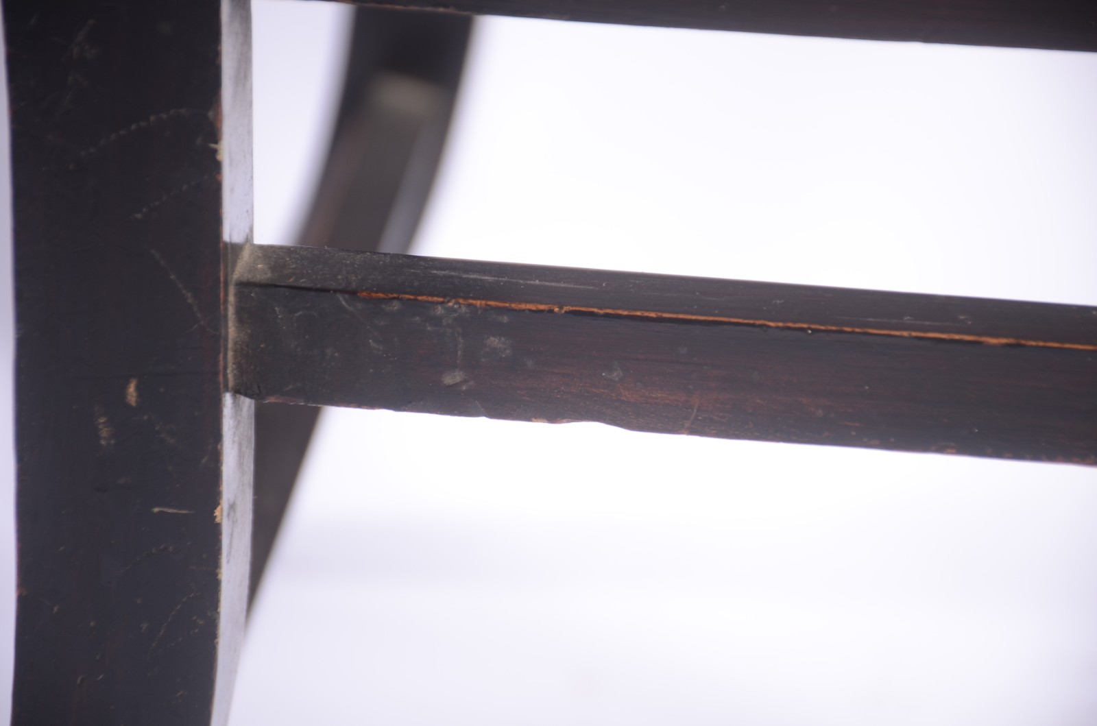 Par de banquetas de madeira nobre, assentos em formas curvas... - foto 8 de 10