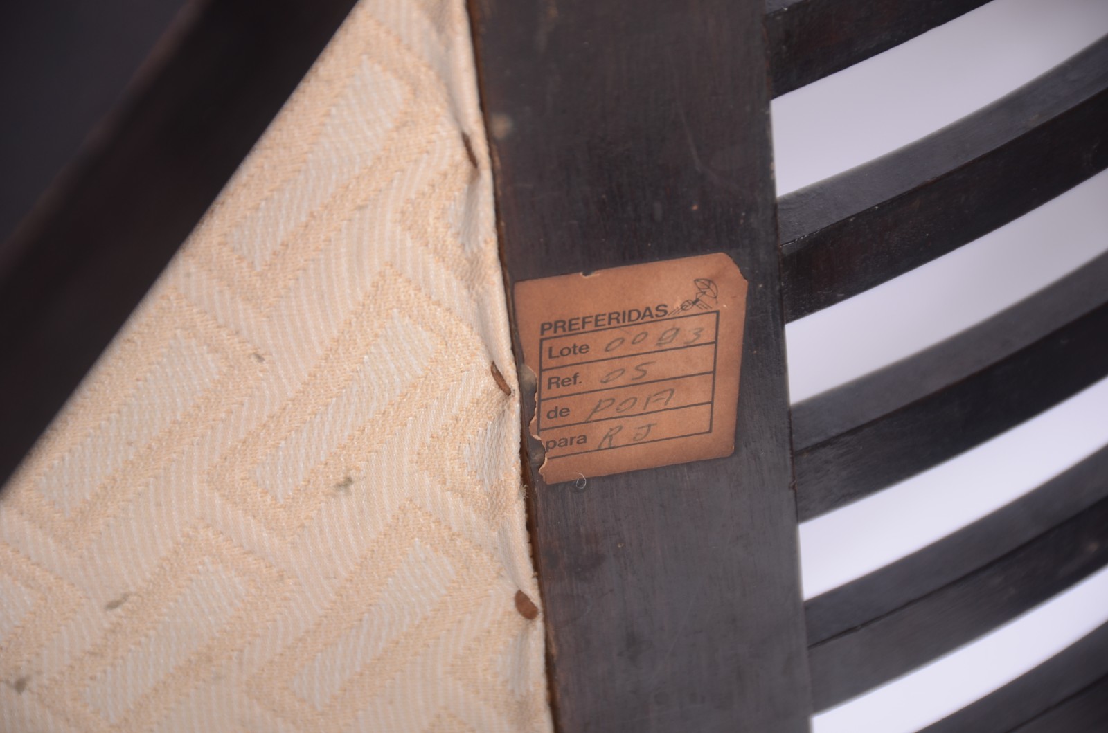 Par de banquetas de madeira nobre, assentos em formas curvas... - foto 10 de 10