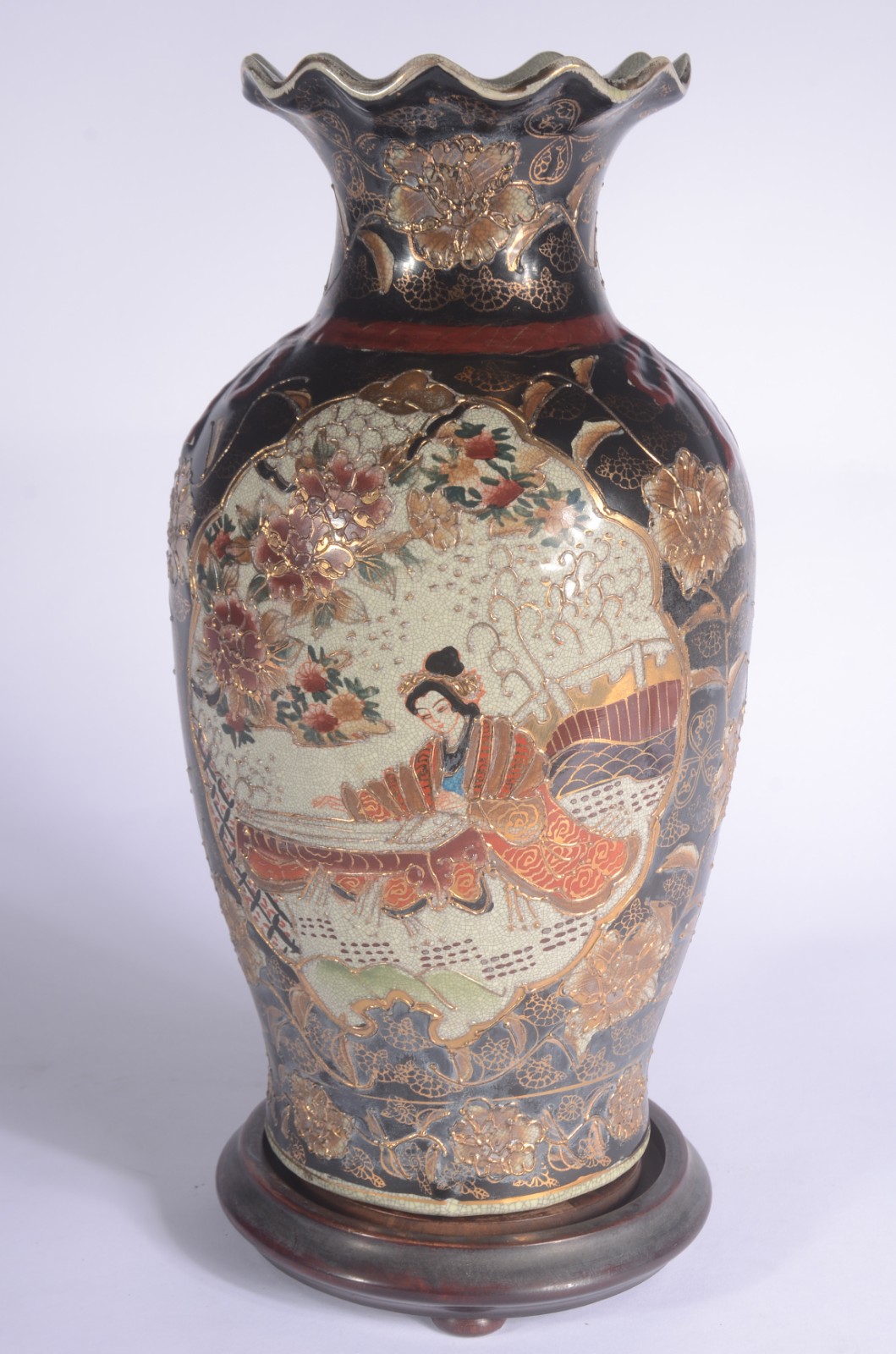 Vaso de faiança oriental decorado com figura de gueixa e flores em... - foto 1 de 8