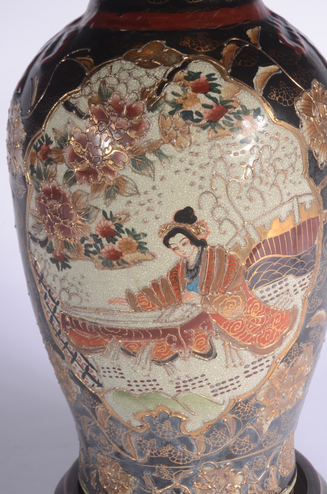 Vaso de faiança oriental decorado com figura de gueixa e flores em... - foto 2 de 8
