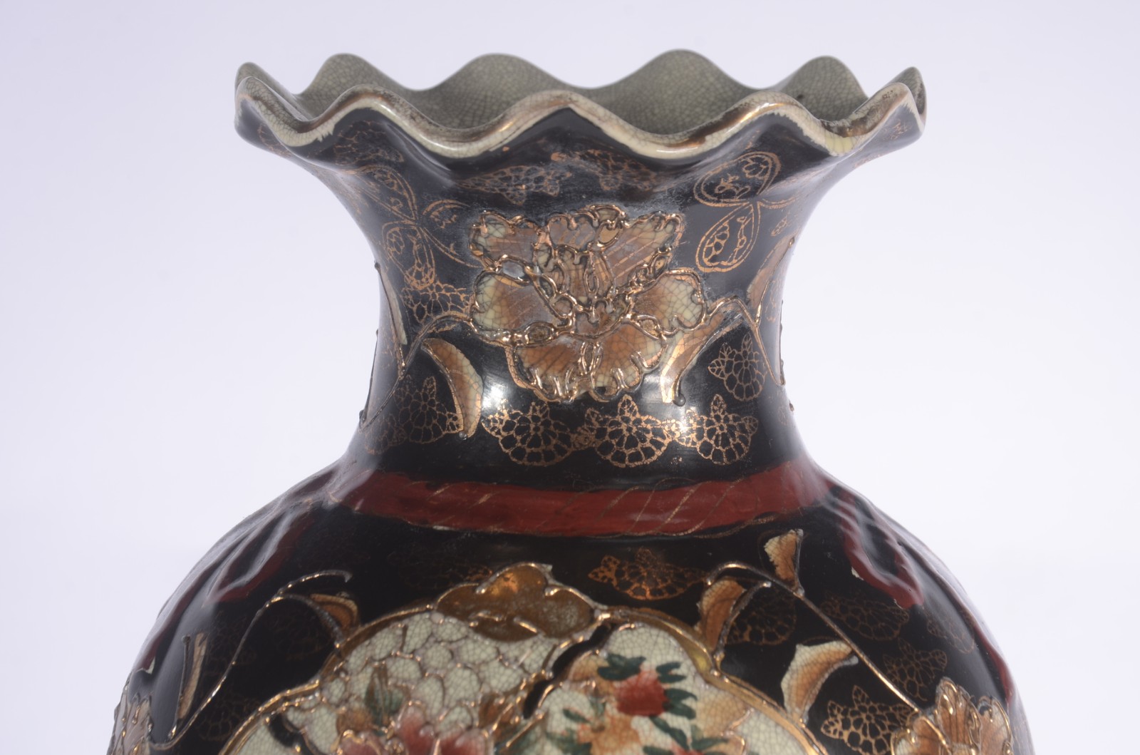 Vaso de faiança oriental decorado com figura de gueixa e flores em... - foto 3 de 8