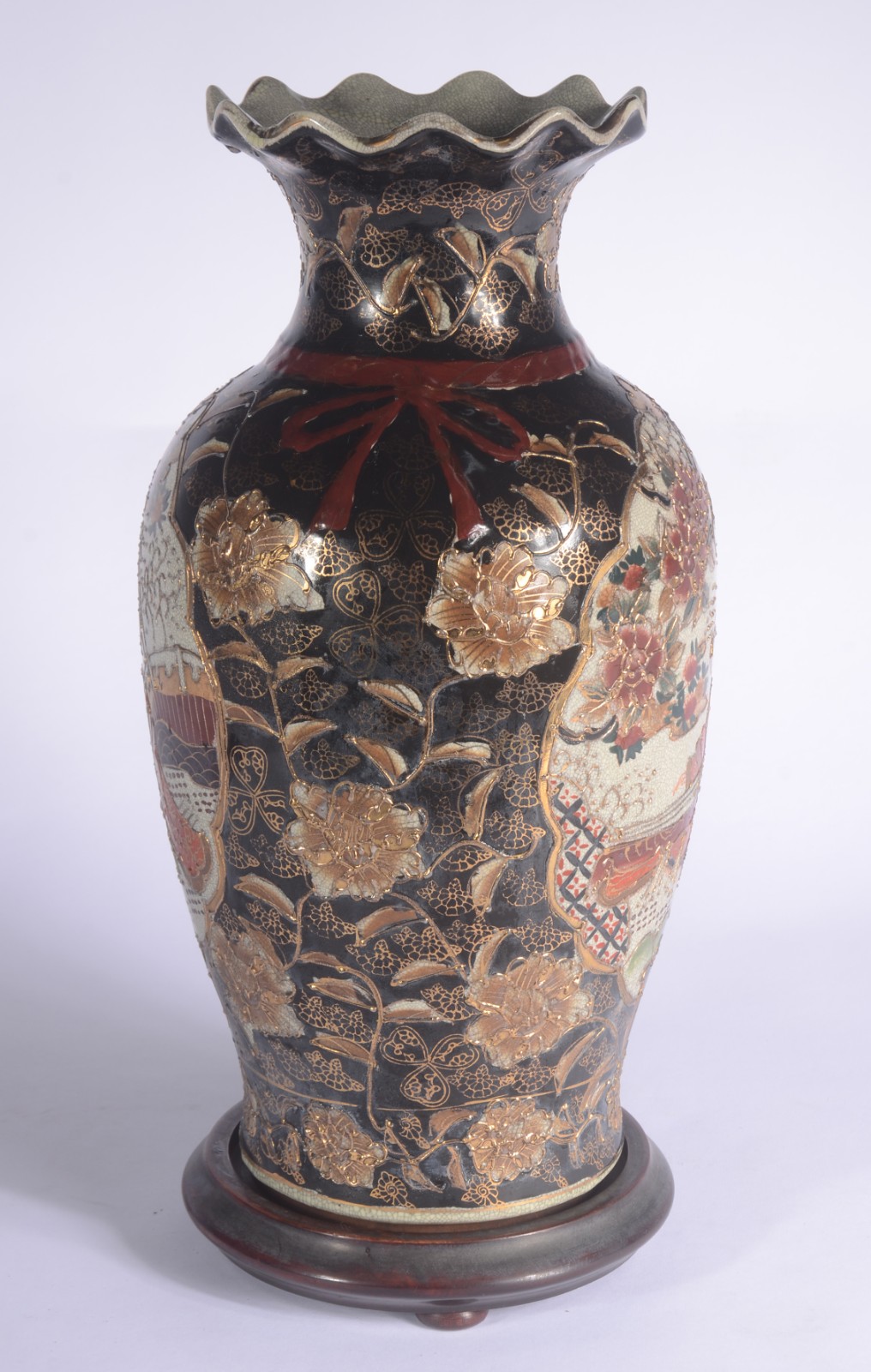 Vaso de faiança oriental decorado com figura de gueixa e flores em... - foto 5 de 8